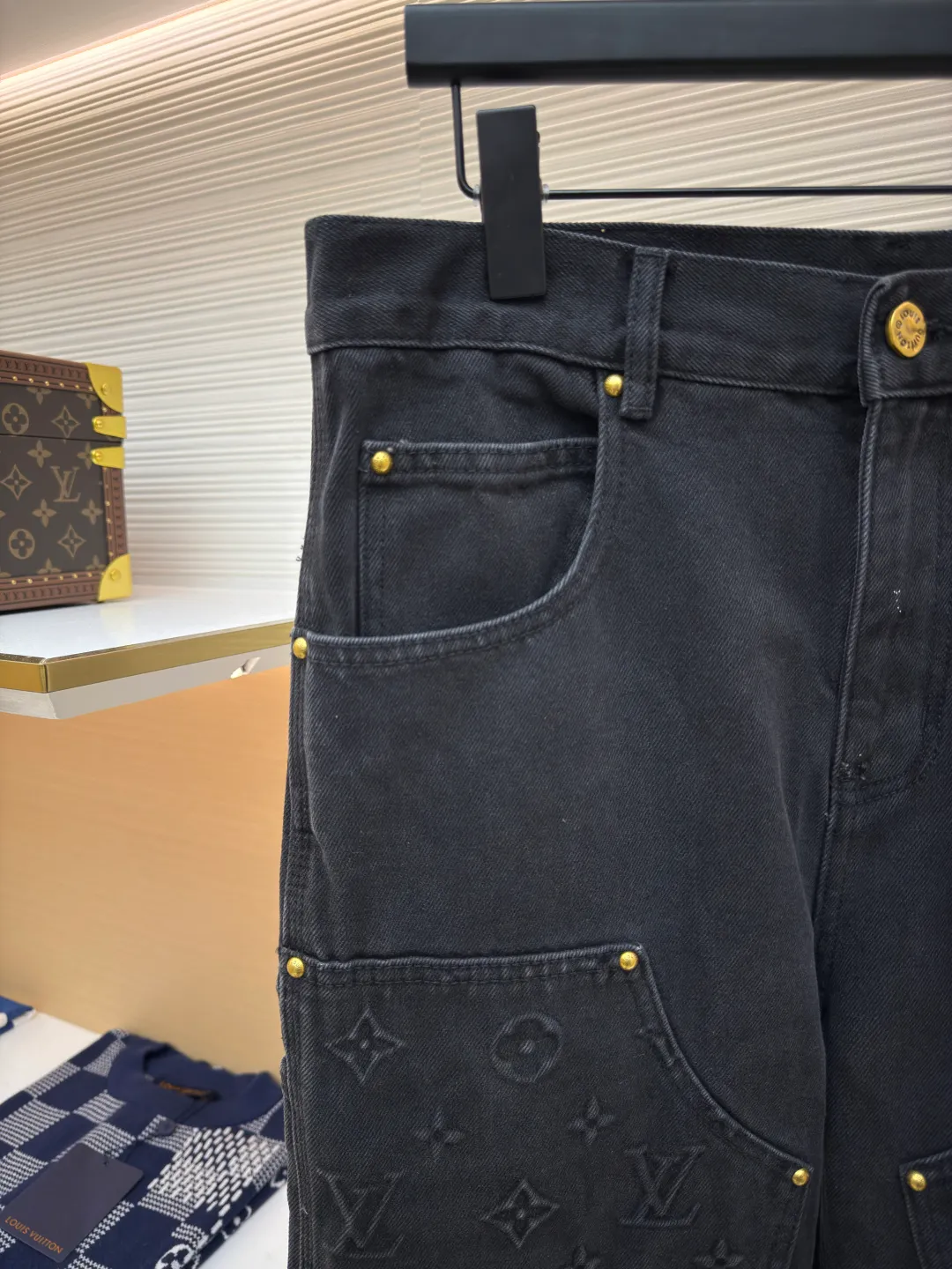 LOUIS VUITTON embossed work jeans ●Authentic product: purchased and developed by 17899 ●Item number: 1680249-B70 ●Material: denim fabric ●Technology: embossed embossed production ●Version: fitted version ●Weight: about 1085 grams ●Size: 30-32-34-36 ●Description: Integrating Monogram embossed pockets into a casual workwear silhouette, it can create a trendy look with the same style of overalls, or it can be mixed and matched with separate items to explore more fashion possibilities. Positioned panel splicing design, slightly distressed, washed blue, square nails with lettering under the left sleeve, decorative zipper, snap buttons at the front, standard cut version, casual style, suitable for both men and women. Original goods, washed casual jeans, imported original washed stretch fabric, comfortable and elastic, original hardware accessories decorated with logo, super correct fit, extremely high grade, high quality, fashionable and stylish upper body. The overall wiring is straight and delicate, the fabric is comfortable and soft, and the color is consistent without color difference. It can be matched with the same style to create a fashionable look and control various occasions. Customized accessories, complete with three standards, same style for men and women!